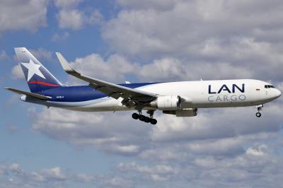 Photo of aircraft N418LA operated by LATAM Cargo Colombia