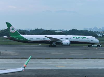 Photo of aircraft B-17805 operated by EVA Air