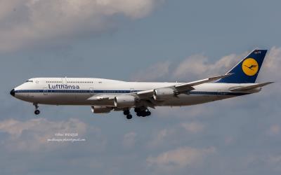 Image of aircraft registration D-ABYT - A 747-830 operated by Lufthansa