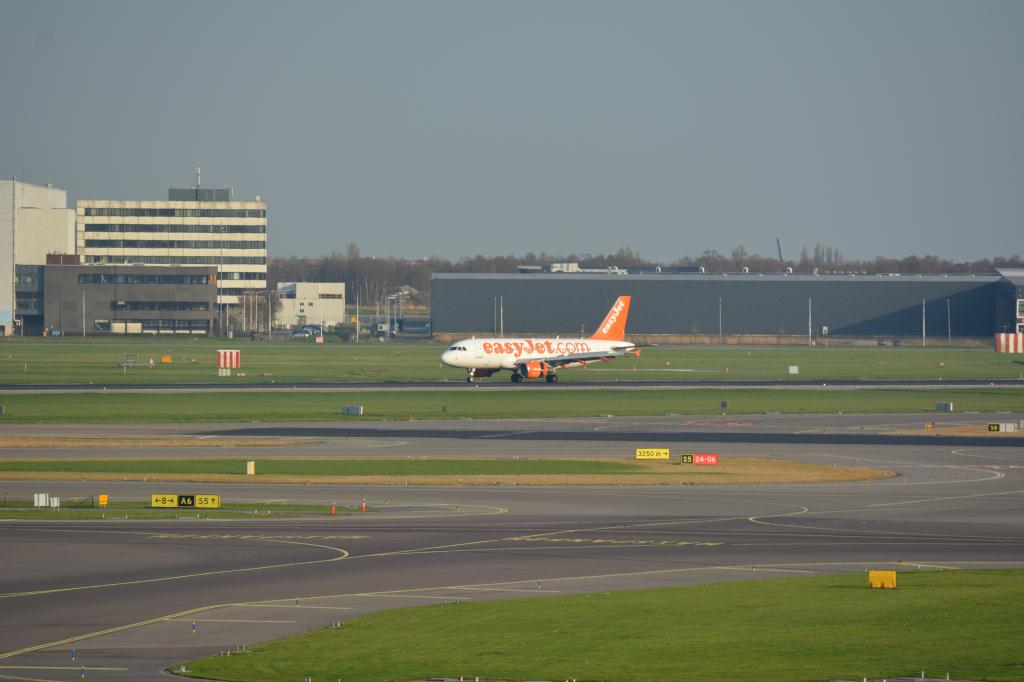 Photo of aircraft G-EZIK operated by easyJet