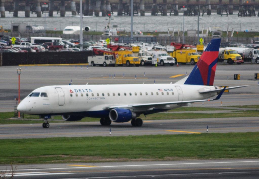 Photo of aircraft N215JQ operated by Shuttle America