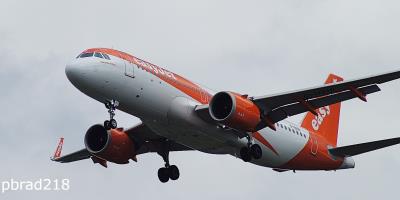 Photo of aircraft G-UZHI operated by easyJet