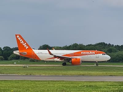 Photo of aircraft G-UZHW operated by easyJet