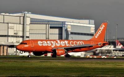 Image of aircraft registration G-EZUI - A A320-214 operated by easyJet