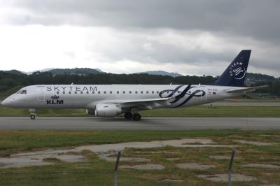 Image of aircraft registration PH-EZX - A ERJ-190-STD (ERJ-190-100) operated by KLM Cityhopper