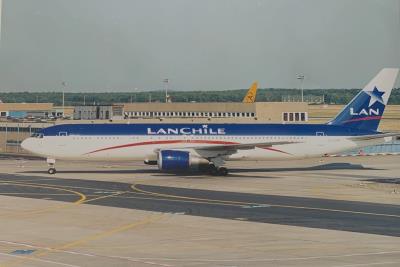 Photo of aircraft CC-CRT operated by LAN Chile