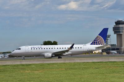 Photo of aircraft N736YX operated by United Express