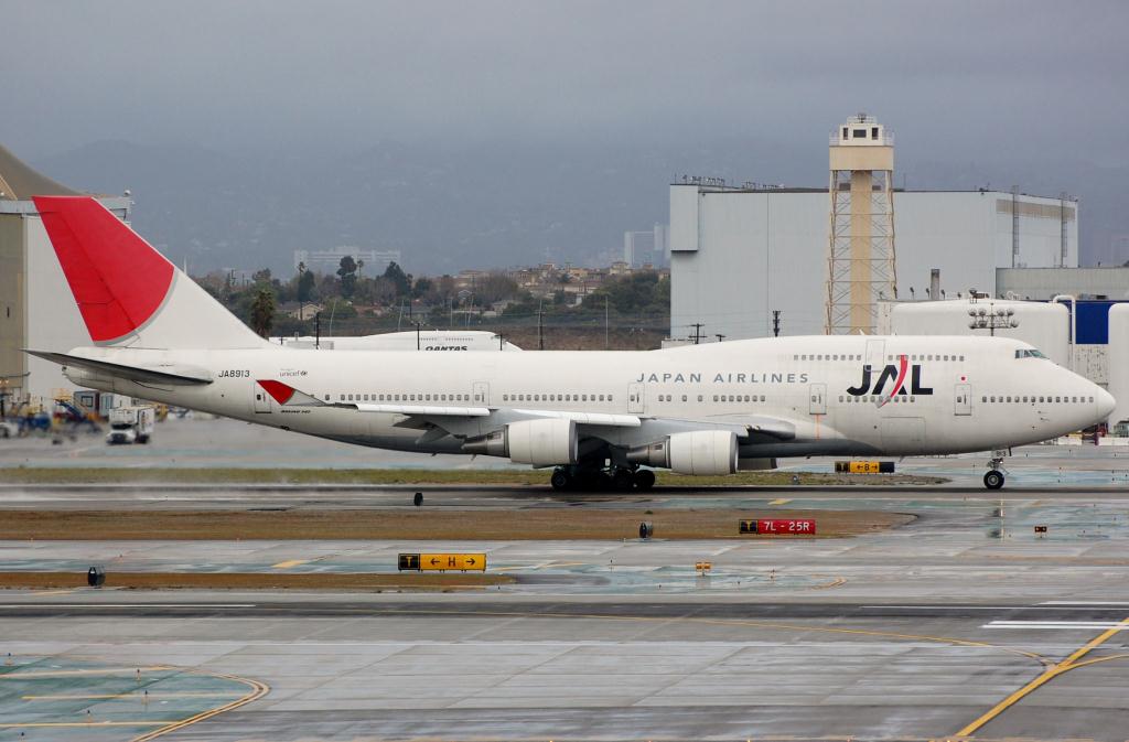 Photo of aircraft JA8913 operated by Japan Airlines