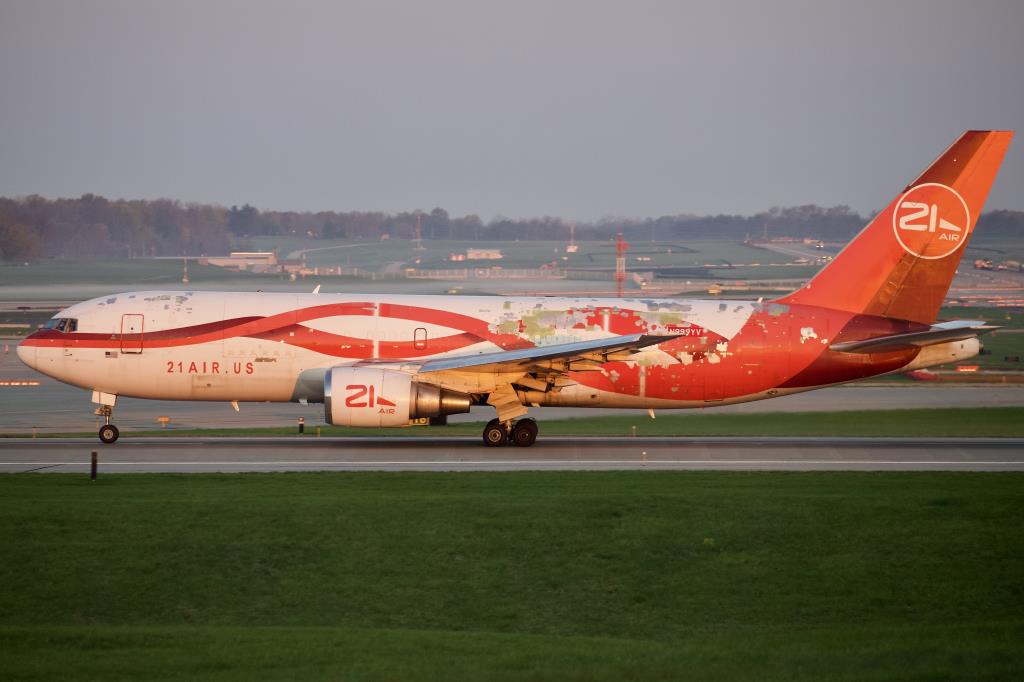 Photo of aircraft N999YV operated by 21 Air