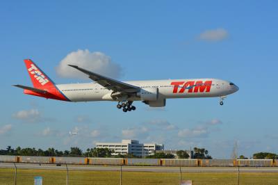 Image of aircraft registration PT-MUC - A 777-32W(ER) operated by LATAM Airlines Brasil