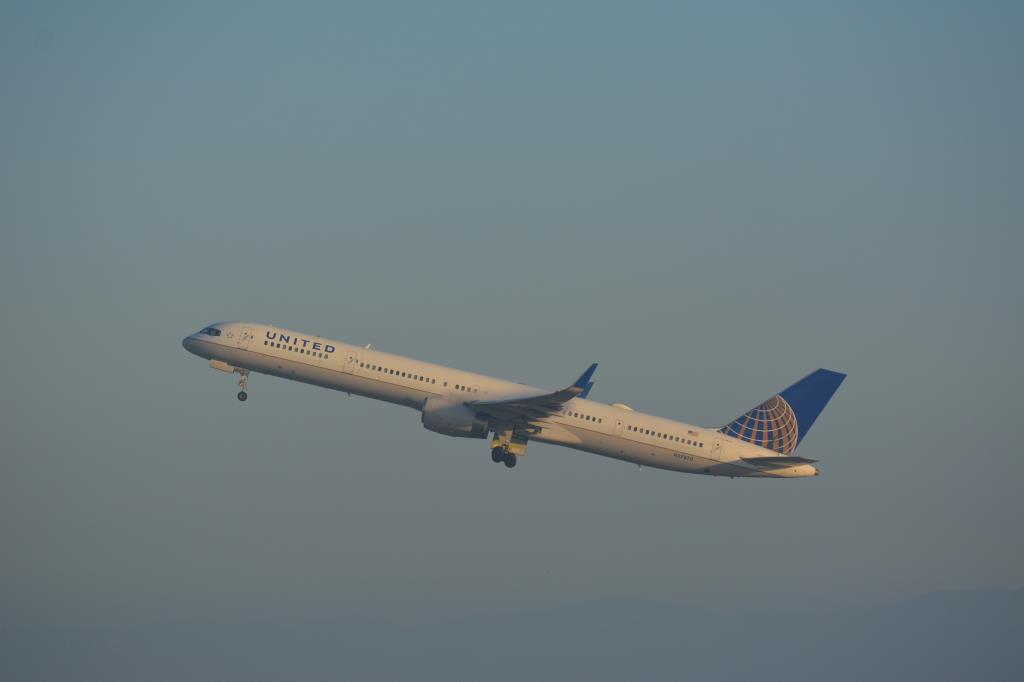 Photo of aircraft N57870 operated by United Airlines