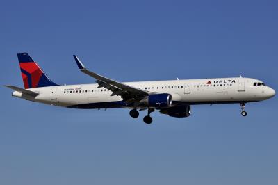 Photo of aircraft N351DN operated by Delta Air Lines