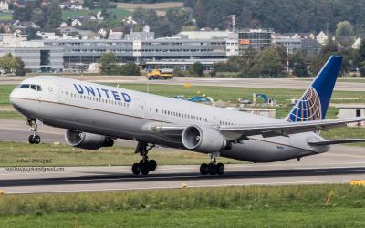 Photo of aircraft N68061 operated by United Airlines