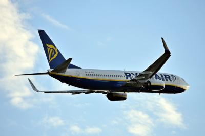 Photo of aircraft EI-ESR operated by Ryanair