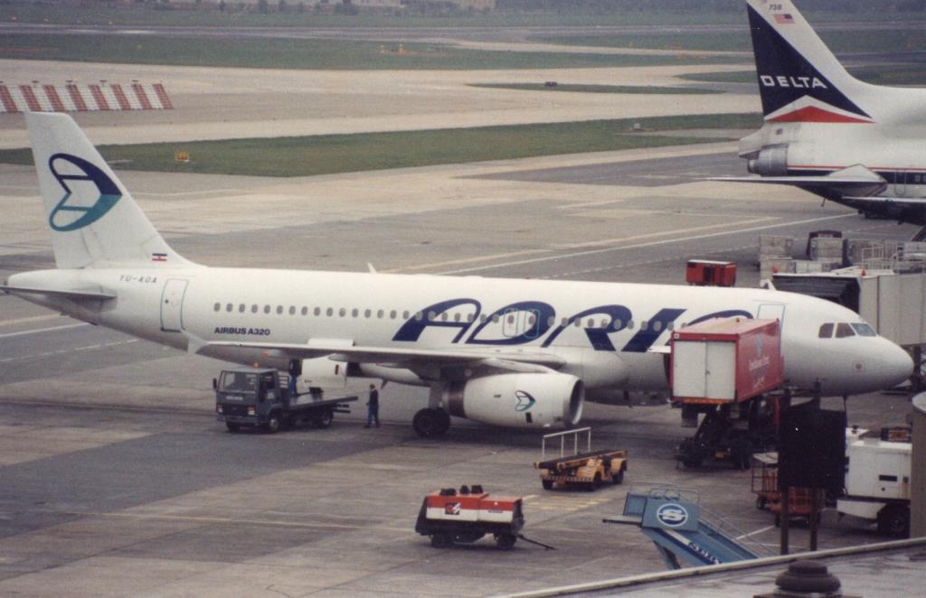 Photo of aircraft YU-AOA operated by Adria Airways