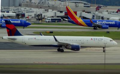 Photo of aircraft N326DN operated by Delta Air Lines