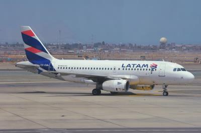Photo of aircraft CC-CQL operated by LATAM Airlines Chile