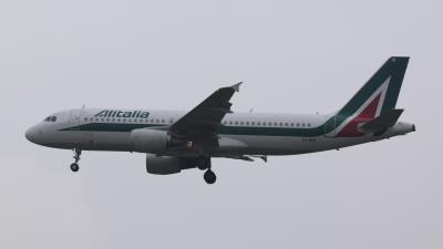 Image of aircraft registration EI-EID - A A320-216 operated by Alitalia