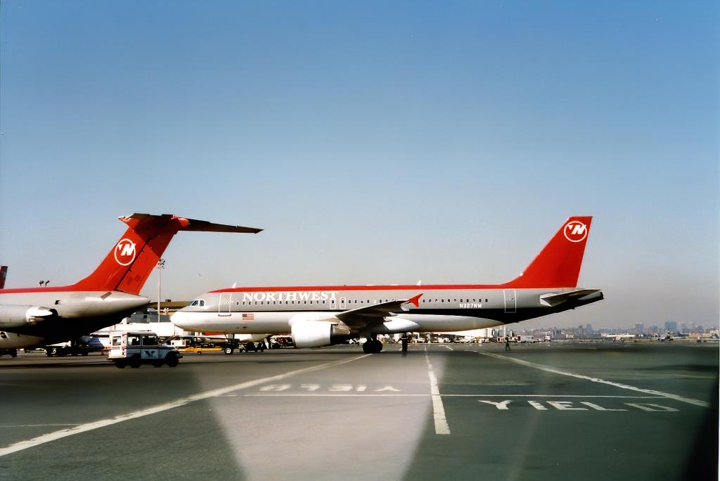 Photo of aircraft N327NW operated by Northwest Airlines