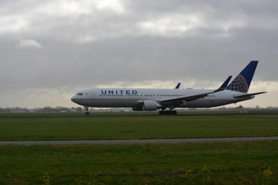 Photo of aircraft N672UA operated by United Airlines
