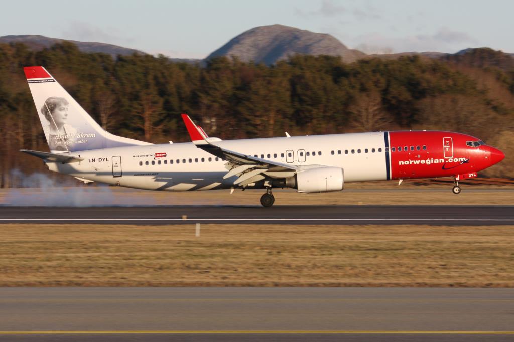 Photo of aircraft LN-DYL operated by Norwegian Air Shuttle