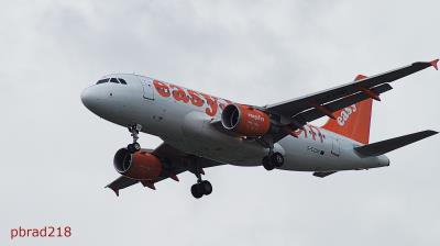 Image of aircraft registration G-EZDH - A A319-111 operated by easyJet