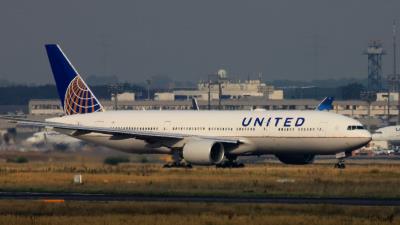 Photo of aircraft N220UA operated by United Airlines