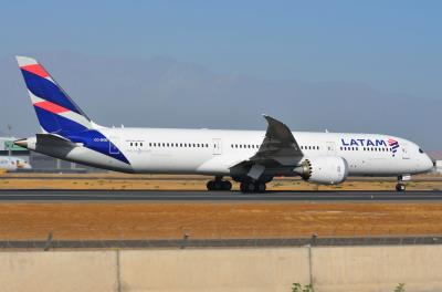 Photo of aircraft CC-BGB operated by LATAM Airlines Chile