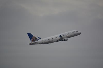 Photo of aircraft N88328 operated by United Express