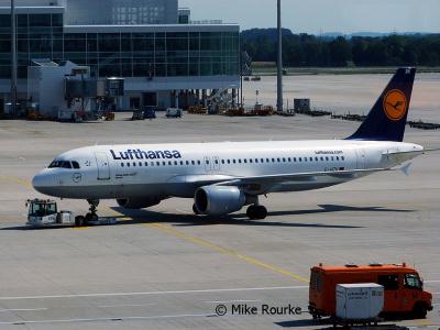 Photo of aircraft D-AIZH operated by Lufthansa