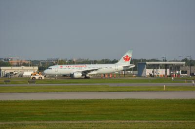 Photo of aircraft C-FDQV operated by Air Canada