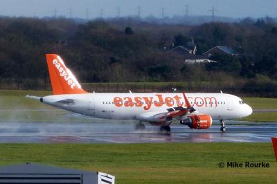 Photo of aircraft G-EZWW operated by easyJet