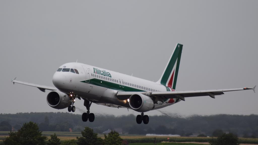 Photo of aircraft EI-EID operated by Alitalia