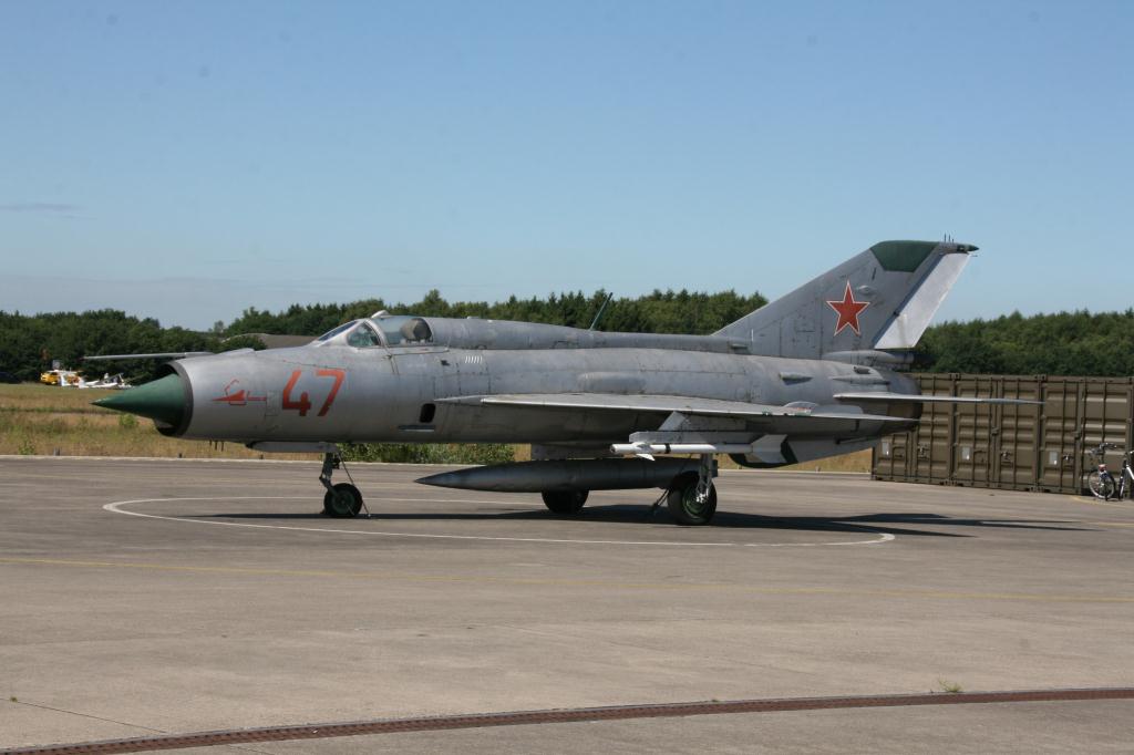 Photo of aircraft 47 red operated by Soviet Air Force