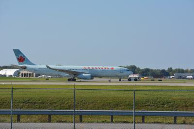 Photo of aircraft C-GHKW operated by Air Canada