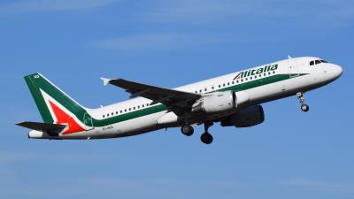 Image of aircraft registration EI-IKG - A A320-214 operated by Alitalia