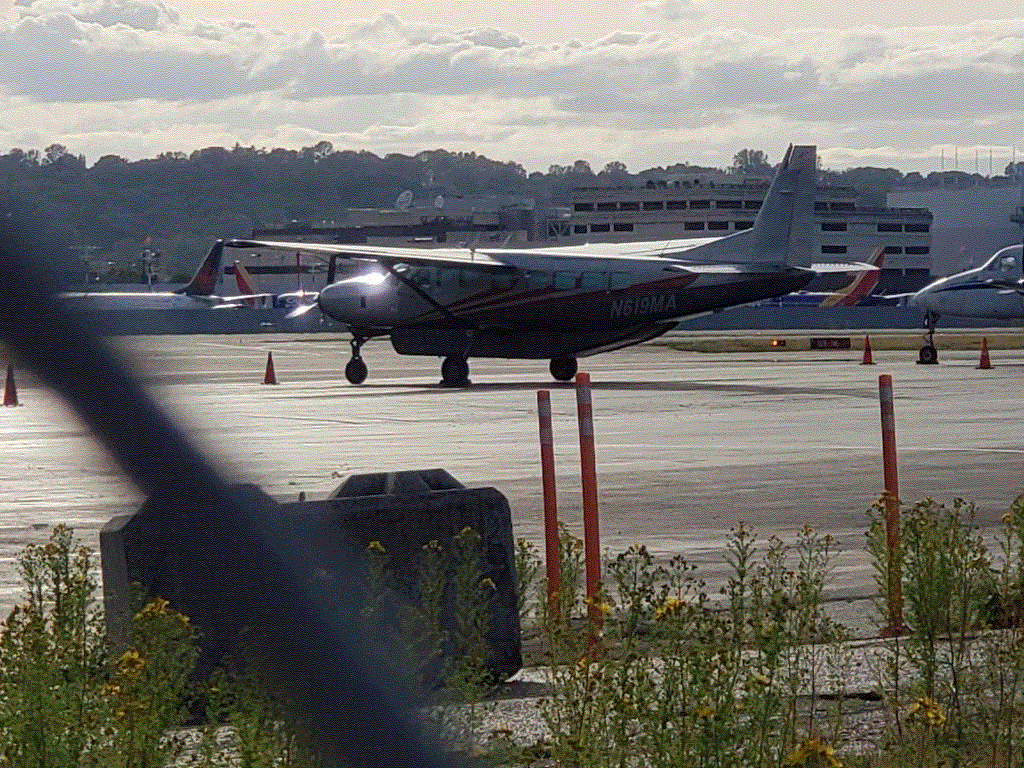 Photo of aircraft N619MA operated by Maverick Airlines