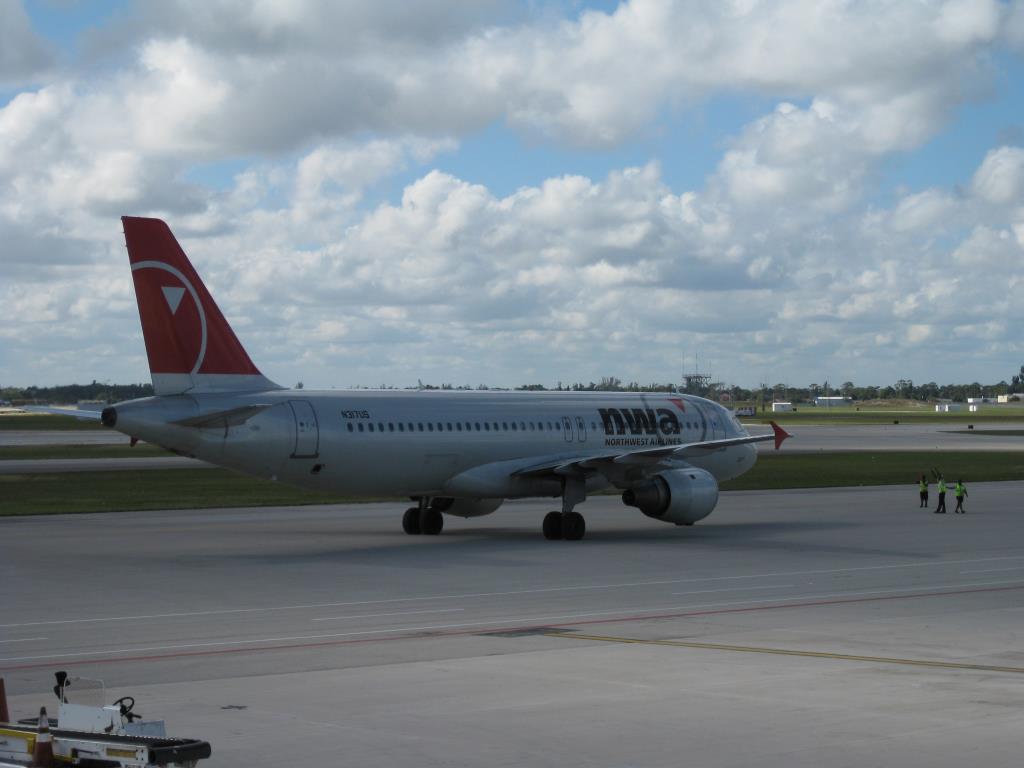 Photo of aircraft N317US operated by Northwest Airlines