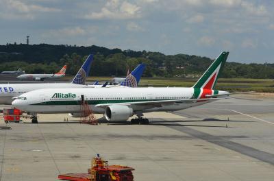 Photo of aircraft EI-DBK operated by Alitalia