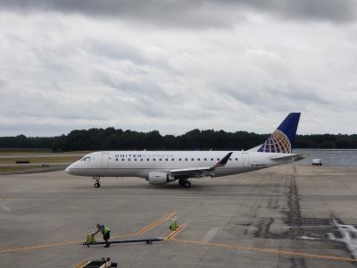 Photo of aircraft N87360 operated by United Express