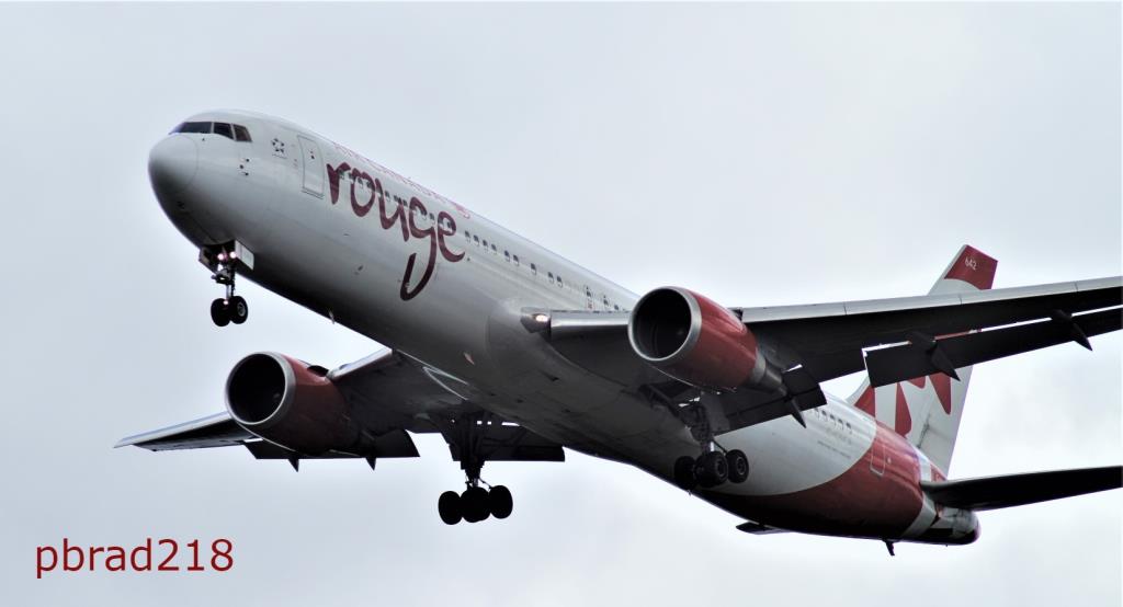 Photo of aircraft C-GSCA operated by Air Canada Rouge
