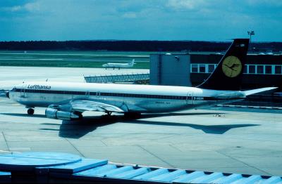 Photo of aircraft D-ABUM operated by Lufthansa