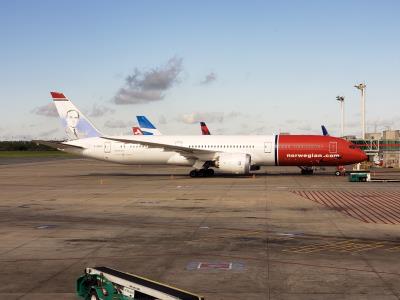 Photo of aircraft G-CKOF operated by Norwegian Air UK