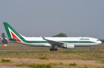 Photo of aircraft EI-EJH operated by Alitalia