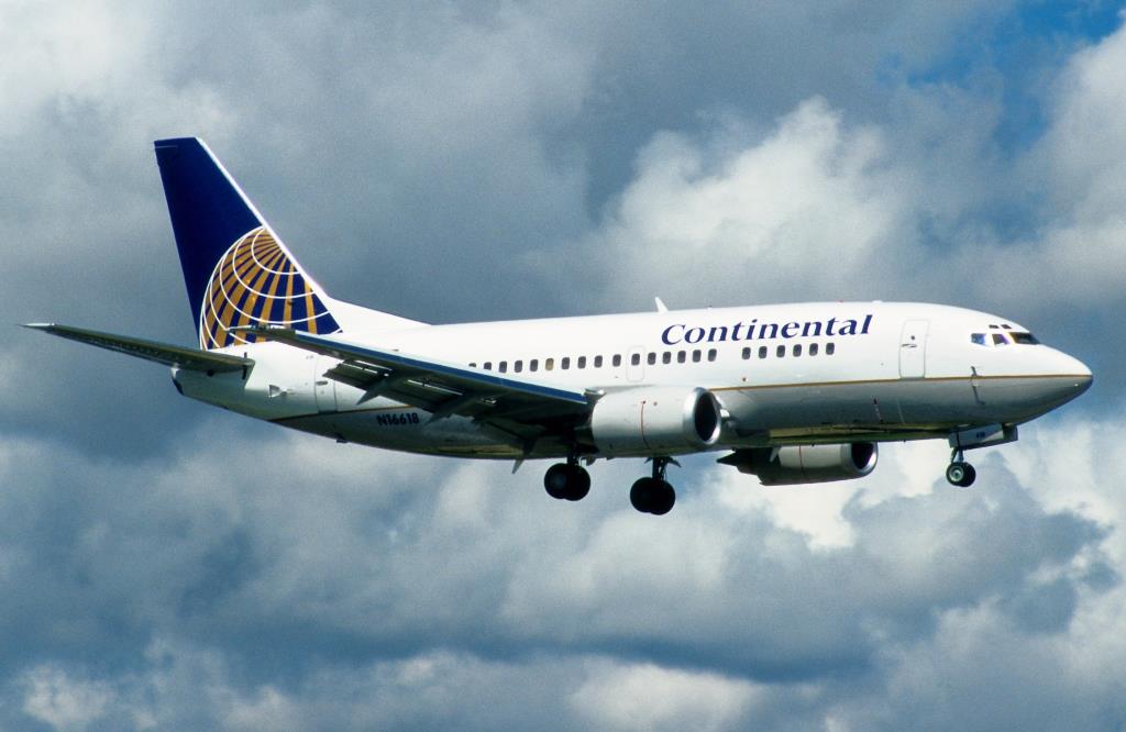 Photo of aircraft N16618 operated by Continental Air Lines