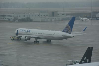 Photo of aircraft N664UA operated by United Airlines