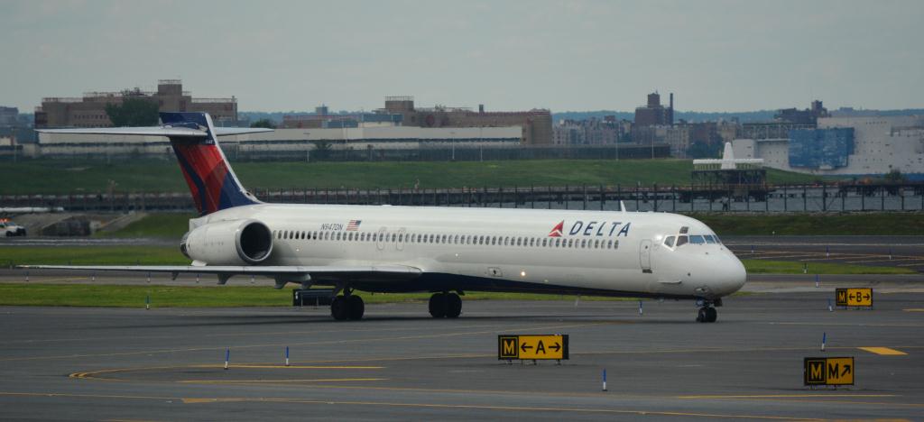 Photo of aircraft N947DN operated by Delta Air Lines