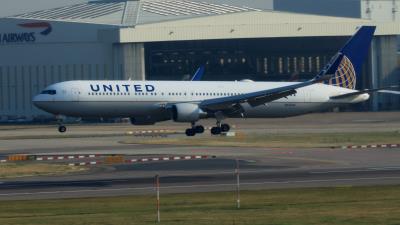 Photo of aircraft N663UA operated by United Airlines