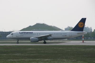 Image of aircraft registration D-AIZA - A A320-214 operated by Lufthansa