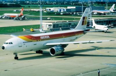 Photo of aircraft EC-DLF operated by Iberia